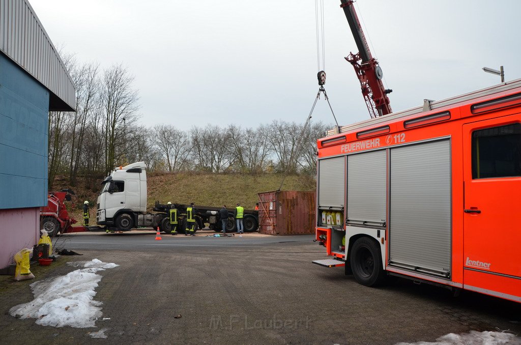 LKW umgestuerzt Niehler Hafen P213.JPG